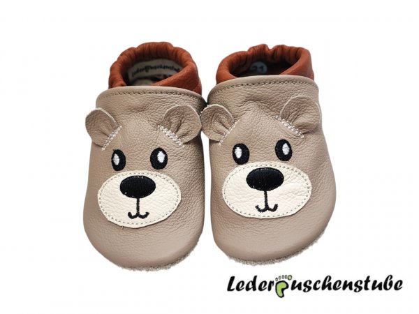 Lederpuschen beige-braun mit Bär (Gesicht Augen, Nase und Mund geschickt) Ohren (Leder beige) und Schnauze (Leder creme) und Namen Ferse (creme) rechts